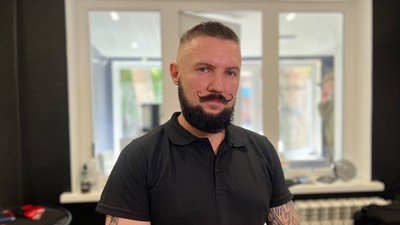 Барбер з Кривого Рогу безкоштовно голить та стриже військових Барбер з Кривого Рогу безкоштовно голить та стриже військових