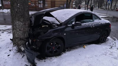 Водій-іноземець без прав та нетверезий: у центрі Сум автомобіль врізався в дерево