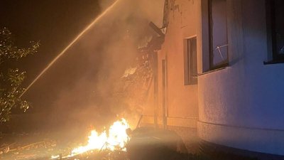 Рятувальники гасять пожежу після атаки РФ на Київщину