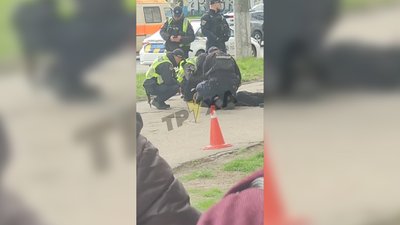 У Чернігові на вулиці у чоловіка вилучили стартовий пістолет: чи є трамовані