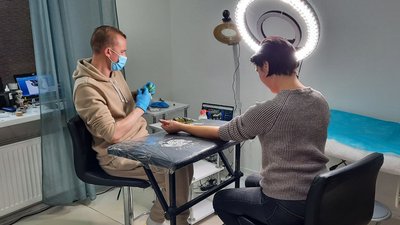Рекорд України. Миколаївський майстер 63 години в режимі нон-стоп набивав тату людям Рекорд України. Миколаївський майстер 63 години в режимі нон-стоп набивав тату людям