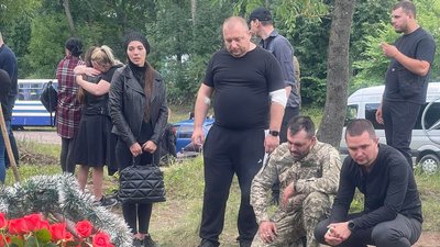 На Вінниччині попрощалися із загиблим внаслідок ракетного обстрілу добровольцем Володимиром Даценком На Вінниччині попрощалися із загиблим внаслідок ракетного обстрілу добровольцем Володимиром Даценком