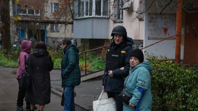 Психолог ДСНС спілкуєттся з мешканкою будинку, 1 грудня 2025 року, Миколаїв