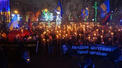 У Дніпрі провели смолоскипний марш до дня народження Бандери У Дніпрі провели смолоскипний марш до дня народження Бандери