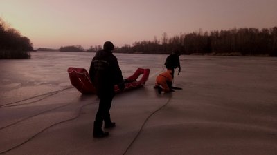 Обережно, тонка крига: рятувальники дістали загиблого з водойми Обережно, тонка крига: рятувальники дістали загиблого з водойми