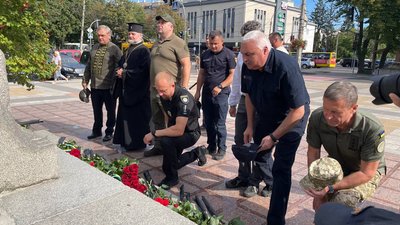 У Черкасах урочисто підняли державний стяг та поклали квіти до пам'ятника Шевченку У Черкасах урочисто підняли державний стяг та поклали квіти до пам'ятника Шевченку