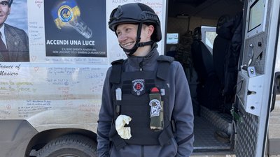 "Американці питають: «А що, війна в Україні ще є?»”. Як фотографка з Лос-Анджелеса документує евакуації з Донеччини "Американці питають: «А що, війна в Україні ще є?»”. Як фотографка з Лос-Анджелеса документує евакуації з Донеччини