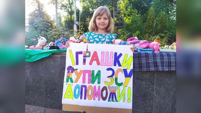 "Янголи перемоги" та іграшки: у Вінниці діти взяли участь у ярмарку на підтримку ЗСУ