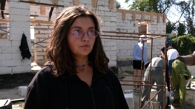 У Лукашівці 17 жінок допомагають відбудувати будинок, зруйнований під час бойових дій У Лукашівці 17 жінок допомагають відбудувати будинок, зруйнований під час бойових дій