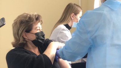 Санітарна лікарка області та працівники обласного лабораторного центру провакцинувалися від COVID-19 Санітарна лікарка області та працівники обласного лабораторного центру провакцинувалися від COVID-19