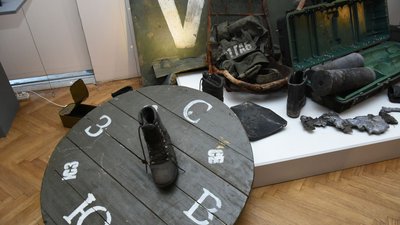 У Києві відкрили виставку "Навала. Київський постріл", присвячену обороні столиці У Києві відкрили виставку "Навала. Київський постріл", присвячену обороні столиці