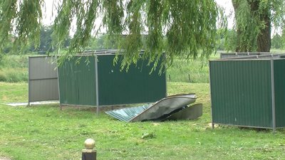 Ріжуть дерева і латають дахи: у громаді на Волині прибирають наслідки буревію