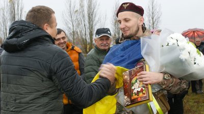 Зустріч звільненого з полону, повернувся у рідне село, Віталій Глєбов