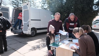 Отримують із закордону і роздають. Червоний Хрест доставляє гумдопомогу переселенцям на Буковині Отримують із закордону і роздають. Червоний Хрест доставляє гумдопомогу переселенцям на Буковині