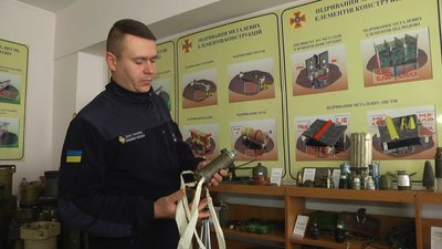 Елемент протипіхотної міни, яку "рашисти" спускають на парашуті. Елемент протипіхотної міни, яку "рашисти" спускають на парашуті.