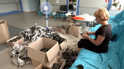 Внесок у перемогу. Жителі Вознесенська, що на Миколаївщині, плетуть маскувальні сітки Внесок у перемогу. Жителі Вознесенська, що на Миколаївщині, плетуть маскувальні сітки