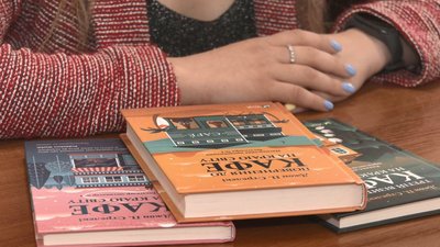 "Люди приходять і читають книги": у черкаських "Пунктах незламності" запровадили буккросинг