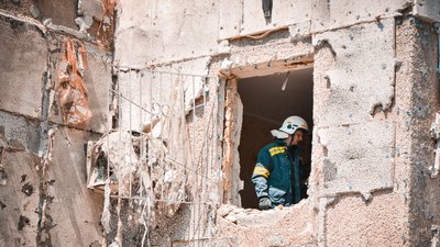 У будинку мешкали понад 150 людей. Фоторепортаж зі зруйнованої дев'ятиповерхівки в Одеській області У будинку мешкали понад 150 людей. Фоторепортаж зі зруйнованої дев'ятиповерхівки в Одеській області
