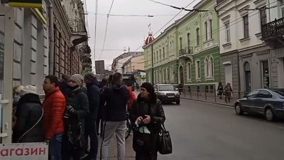 Біля банкоматів у Тернополі – черги Біля банкоматів у Тернополі – черги