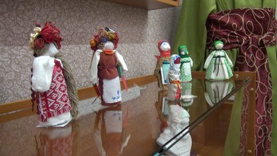 Зароблені гроші передає на потреби військових: на Донеччині майстриня робить мотані ляльки-обереги