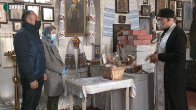 По одній родині: як освячували кошики недільним ранком у Харкові По одній родині: як освячували кошики недільним ранком у Харкові