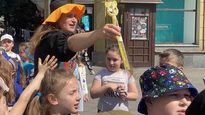 На пішохідній вулиці Житомира кілька сотень дітей взяли участь у дитячому святі На пішохідній вулиці Житомира кілька сотень дітей взяли участь у дитячому святі