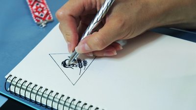 Вишиває шеврони та продає авторські прикраси: як вінничанка Анна Баланюк допомагає захисникам Вишиває шеврони та продає авторські прикраси: як вінничанка Анна Баланюк допомагає захисникам