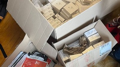 На Львівщині група людей продавали підробну техніку під виглядом відомої марки