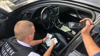 Посадовця ДАБІ області затримали на хабарі у сумі 50 тисяч гривень і 1000 доларів США Посадовця ДАБІ області затримали на хабарі у сумі 50 тисяч гривень і 1000 доларів США