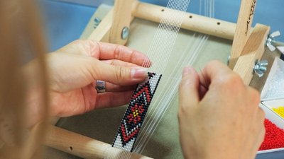 Вишиває шеврони та продає авторські прикраси: як вінничанка Анна Баланюк допомагає захисникам Вишиває шеврони та продає авторські прикраси: як вінничанка Анна Баланюк допомагає захисникам