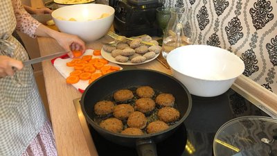 В Одесі волонтерки готують веганську їжу для військових В Одесі волонтерки готують веганську їжу для військових