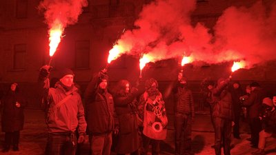 Учасники ходи пам'яті Небесної сотні в Києві протестували під стінами Офісу президента Учасники ходи пам'яті Небесної сотні в Києві протестували під стінами Офісу президента