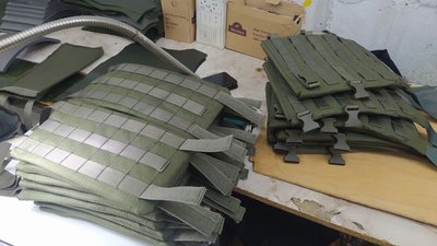 Для захисту військових: в Одесі волонтери шиють плитоноски для бронежилетів Для захисту військових: в Одесі волонтери шиють плитоноски для бронежилетів