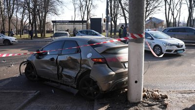 У Кропивницькому зіштовхнулися три автівки – одна людина у лікарні У Кропивницькому зіштовхнулися три автівки – одна людина у лікарні