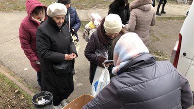 "Це допомога дуже гарна": для окремих категорій ВПО у Полтаві роздають гарячі обіди "Це допомога дуже гарна": для окремих категорій ВПО у Полтаві роздають гарячі обіди