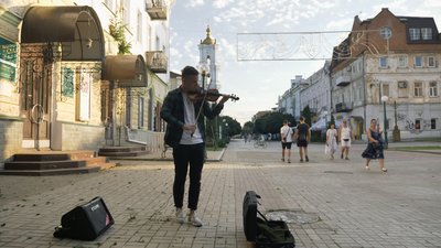 "Навіть маленька справа може наблизити нас до перемоги". Музикант із Сум організовує вуличні концерти та допомагає армії "Навіть маленька справа може наблизити нас до перемоги". Музикант із Сум організовує вуличні концерти та допомагає армії