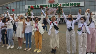 У Мінську сотні жінок з трояндами у білому провели мовчазну акцію солідарності