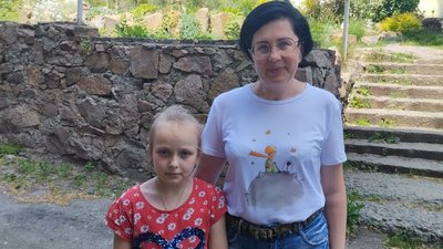 Клумби, дерева та кущі: як житомиряни облаштували мініпарк у дворі багатоповерхівки Клумби, дерева та кущі: як житомиряни облаштували мініпарк у дворі багатоповерхівки
