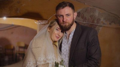 Церемонію перервала повітряна тривога. Пара вимушених переселенців з Києва одружилась у Чернівцях