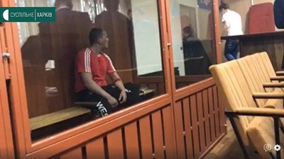 Учасник "Потону" порізав руку під засідання суду у Харкові Учасник "Потону" порізав руку під засідання суду у Харкові