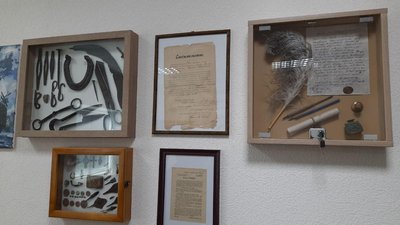 У своєму офісі знам'янчанин зберігає монети, зброю, ліхтарі та уламок метеориту У своєму офісі знам'янчанин зберігає монети, зброю, ліхтарі та уламок метеориту