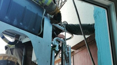 У спальному районі Одеси чоловіка знімали з козирку балкону на 10 поверсі У спальному районі Одеси чоловіка знімали з козирку балкону на 10 поверсі