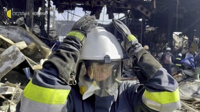 “Прийшов “руській мир” та ми принесемо добро” — як рятувальники розгрібають завали складу у Броварах “Прийшов “руській мир” та ми принесемо добро” — як рятувальники розгрібають завали складу у Броварах