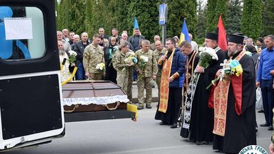 На Тернопільщині прощаються із загиблим на Донбасі військовим На Тернопільщині прощаються із загиблим на Донбасі військовим