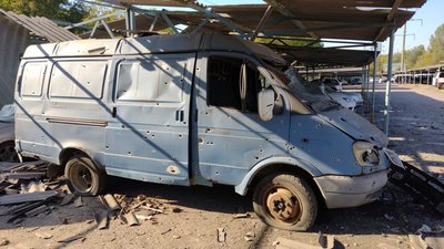 Автівки - понівечені, люди - не постраждали. Наслідки обстрілу автостоянки у Запоріжжі