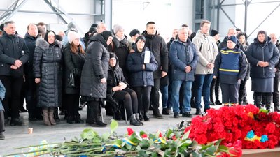 У Ніжині попрощалися з екіпажем, який загинув у авіакатастрофі гвинтокрилу в Броварах У Ніжині попрощалися з екіпажем, який загинув у авіакатастрофі гвинтокрилу в Броварах