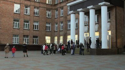 Черги, натовп або ж порожні дільниці: як голосують у Черкасах Черги, натовп або ж порожні дільниці: як голосують у Черкасах