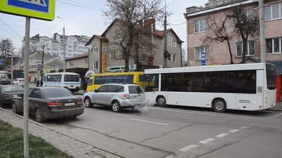 У Тернополі зупинку громадського транспорту не облаштували навісом У Тернополі зупинку громадського транспорту не облаштували навісом