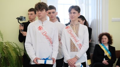 У чернівецьких школах провели останні дзвоники: фото У чернівецьких школах провели останні дзвоники: фото