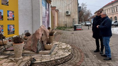 Гергель Корачонь та Золтан Бабяк вшанували пам'ять українських захисників біля стели Небесної сотні Гергель Корачонь та Золтан Бабяк вшанували пам'ять українських захисників біля стели Небесної сотні